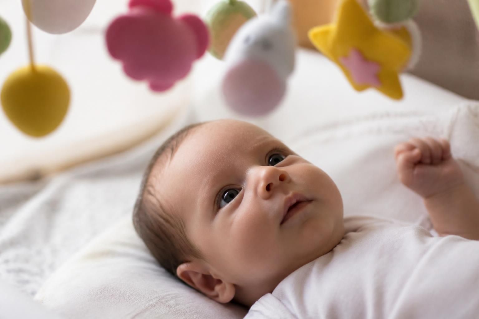 découvrez comment évolue la vision de votre bébé dès son premier mois, les étapes clés de son développement visuel et des conseils pour stimuler ses capacités visuelles dès la naissance.